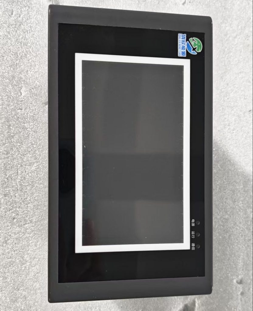 智能管理系统主机： 配置RS485接口和Modbus-RTU规约，具有与测控装置通信的功能，可将系统相关数据和带时间戳报警信息上传至上位机，系统运行温度需满足－40℃～＋70℃，采用宽电源设计（工作电源：交流85V～500V，45Hz～60HZ），置LCD液晶屏，能就地显示各项监测数据和设置系统参数。